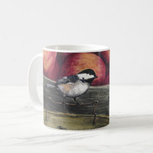 Café Taza con un Chickadee en una cesta de manzanas