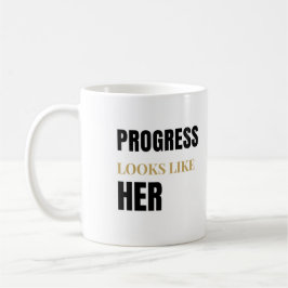Café Taza de 11oz Progress Looks Like Her – Día Interna