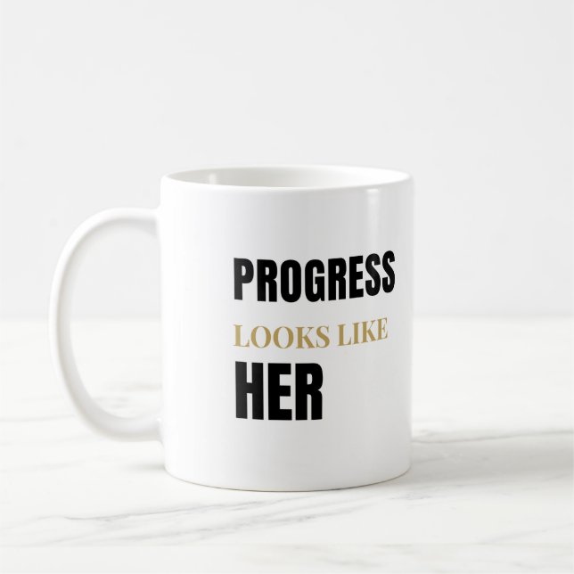 Café Taza de 11oz Progress Looks Like Her – Día Interna (Izquierda)