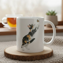 Taza de Acuarela de Gato Calico Juguetón y Maripos