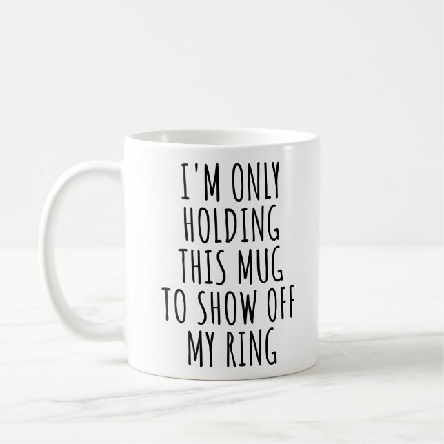 Café Taza de anuncio de compromiso: muestra mi anillo (Izquierda)