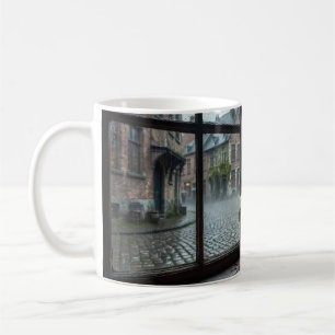 Café Taza de brillo de taberna belga lluviosa en la cal