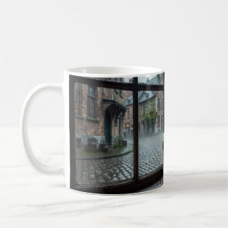 Café Taza de brillo de taberna belga lluviosa en la cal