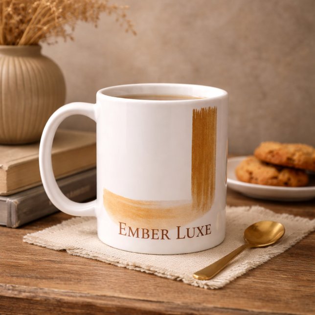 Café Taza de cerámica con franja dorada bruñida Luxe (A white base with gold accents adds a refined note to quiet moments and daily rituals.)