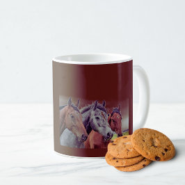 Café Taza de color chocolate con tres cabezas de caball
