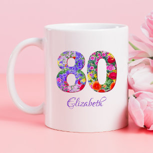 Café taza de cumpleaños 80 con nombre y flores de color