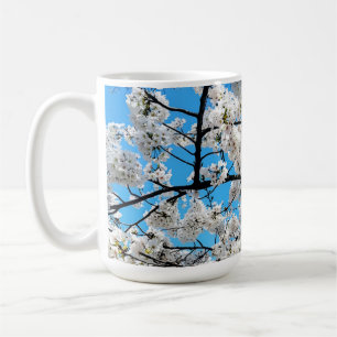 Café Taza de flor de cerezo blanco en flor