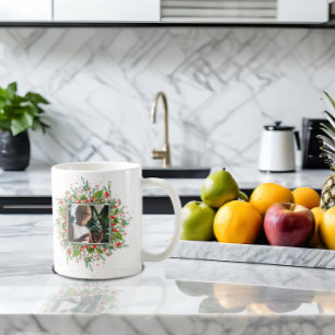 Café Taza de foto con letra de Navidad en Rojo Monogram