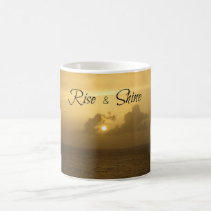 CAFÉ TAZA DE LA FOTO DE LA SALIDA DEL SOL DEL OCÉANO D