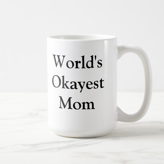 Café Taza de la mamá de Okayest del mundo (Derecha)