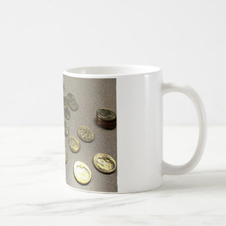 Café Taza de las monedas de diez centavos