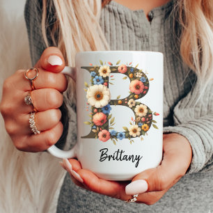 Café Taza de monograma inicial de flores silvestres per