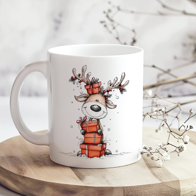 Café Taza de Navidad de Reno Adorable – ¡Oh Ciervo! (Cute Reindeer Christmas Mug – Oh Deer! on a boho wooden table with tiny white flowers)