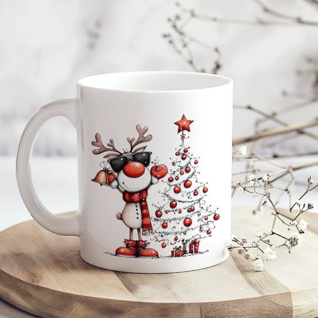 Café Taza de Navidad de Reno Genial – ¡Oh Ciervo! (Cool Reindeer Christmas Mug – Oh Deer! on a boho wooden table with tiny white flowers)