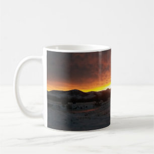Café Taza de nieve al atardecer