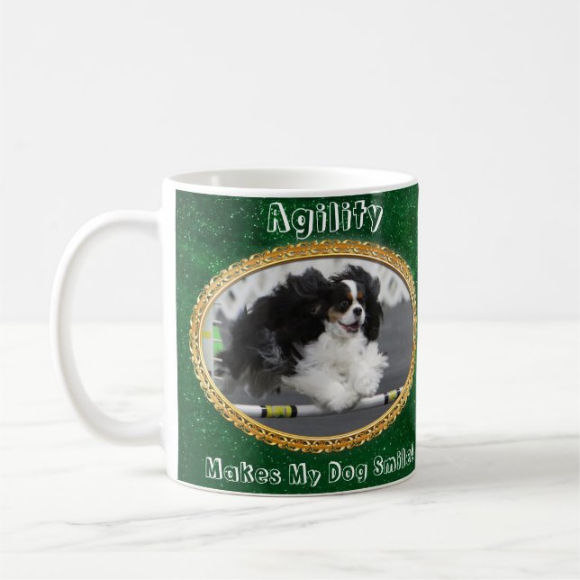 Café Taza de perro de agility del Cavalier sonriente (Izquierda)