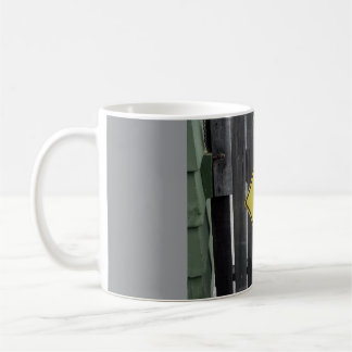 Café Taza de pescador viejo cruzando