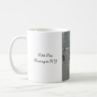 Café Taza de Petit Pois patinando en NY