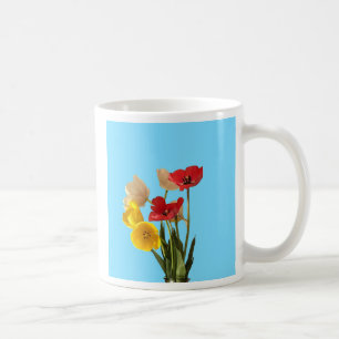 Café Taza de tulipanes recién cortados