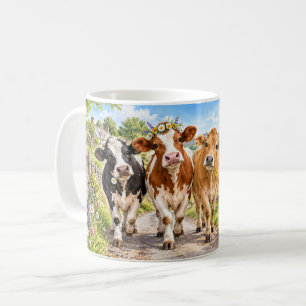 Café Taza de vaca con caminos rurales y vacas felices