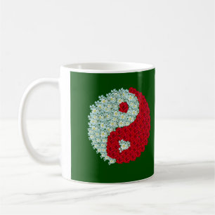 Café Taza de Yin Yang de los rosas blancos y rojos