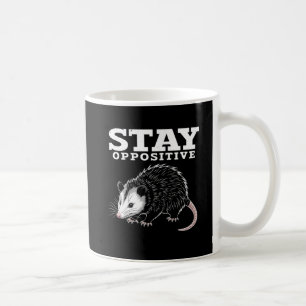 Café Taza divertida con juego de palabras sobre zarigüe