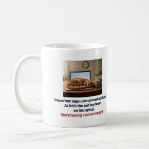 Café Taza divertida de la gata en el portátil para la m