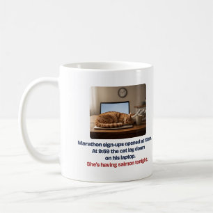 Café Taza divertida de la gata en el portátil para la m