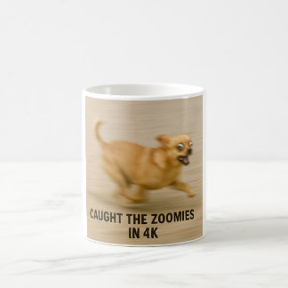 Café taza divertida de perro corriendo