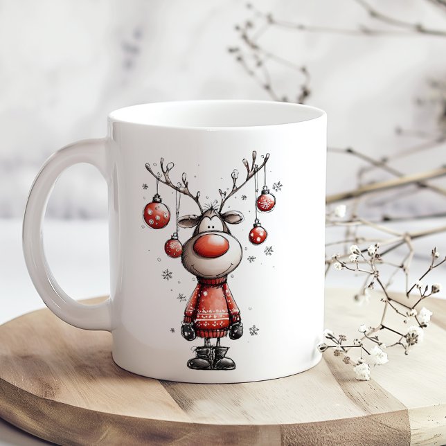 Café Taza divertida de reno – ¡Oh Ciervo Navidad! (Funny Reindeer Mug – Oh Deer Christmas! on a boho wooden table with tiny white flowers)