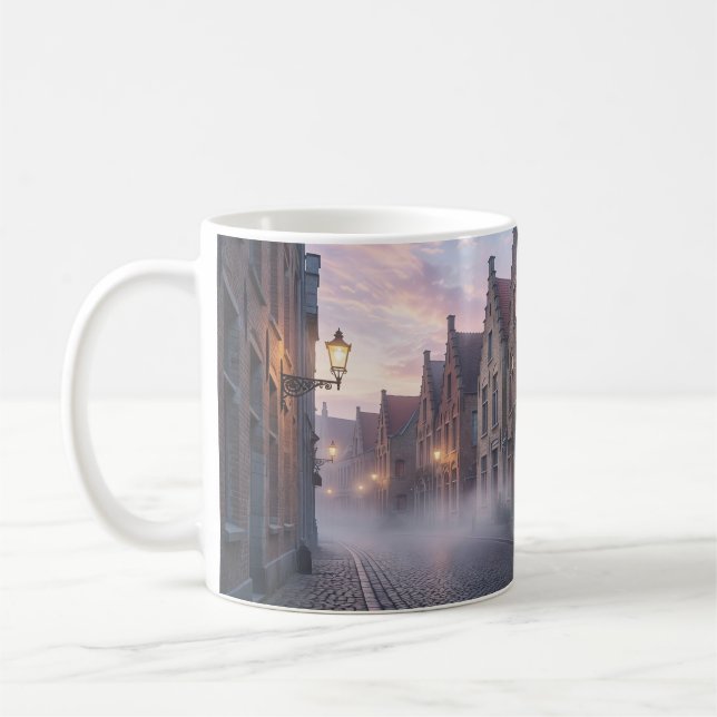 Café Taza Dreamscape de Bruges con bruma y luz de farol (Izquierda)