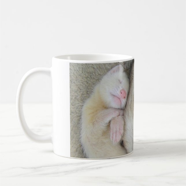 Café Taza durmiente del hurón de la mamá y del bebé (Izquierda)