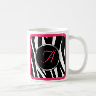 Café Taza elegante del monograma del rosa de la baya