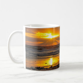 Café Taza escénica de la salida del sol de la playa de