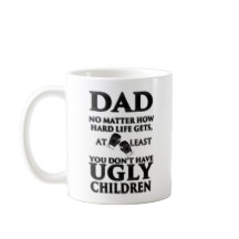 Taza fea de los niños para el papá - el día de