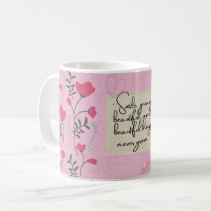 Café Taza floral rosa de niña "Sonríe, eres hermosa "