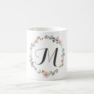 Café Taza floral rosada del monograma de la guirnalda