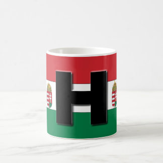 Café Taza húngara de la bandera y del escudo