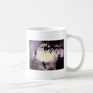 Café Taza iluminada por la luna de hadas de la charca