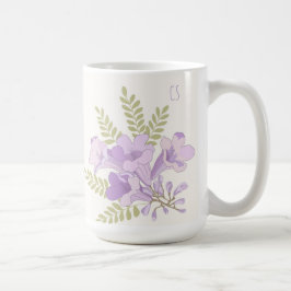 Café Taza inicial de flores de jacaranda personalizada