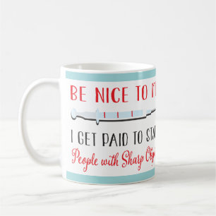 Café Taza médica de la aguja divertida de la enfermera