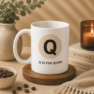 Café Taza moderna de inicial – Diseño “Q es para [Nombr