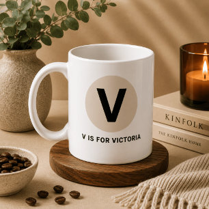 Café Taza moderna de inicial – diseño “V es para [Nombr