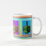 Café Taza o taza de Dreidels del arte pop<br><div class="desc">Dreidels como arte pop se ofrece en esta taza de consumición de la diversión que usted pueda pedir como taza,  una taza del viaje,  un stein de la cerveza o un stein o taza helado en una variedad de colores y de estilos.</div>