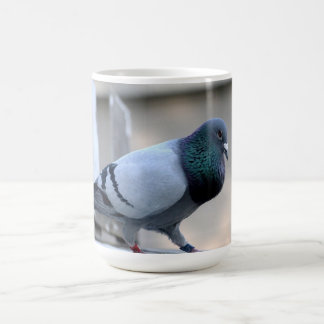 Café Taza orgullosa de la paloma autoguiada hacia el
