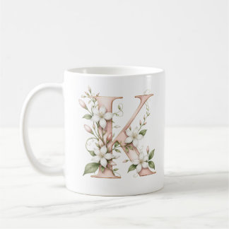 Café Taza personalizada con letra K floral y flor de ja