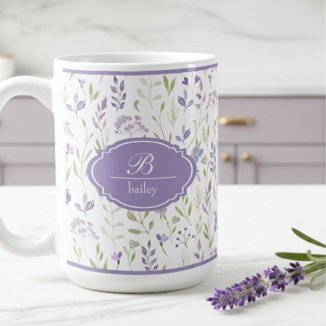 Café Taza personalizada de flores silvestres moradas (elegant cottagecore lavender wildflower floral mug with custom monogrammed initial and name)