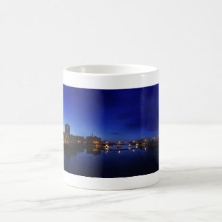 Café Taza pura del río de Saginaw Nightime