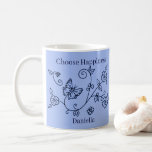 Café Taza recordatorio de mariposa azul<br><div class="desc">Esta hermosa taza azul con un motivo de jardín de mariposas demuestra que a veces lo ordinario es extraordinario. Las líneas en esta imagen están en 'azul medianoche'. Lo mejor de todo es que puedes poner tu nombre en ella. Es personalizable.</div>