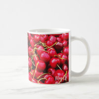 Taza roja brillante de la foto de las cerezas